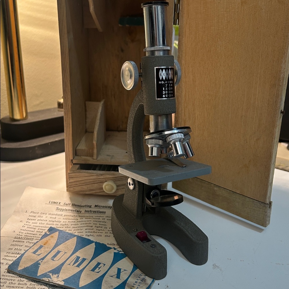 Vintage LUMEX Microscope in Wooden Case – No. 4DSEL (75x–600x) with Papers